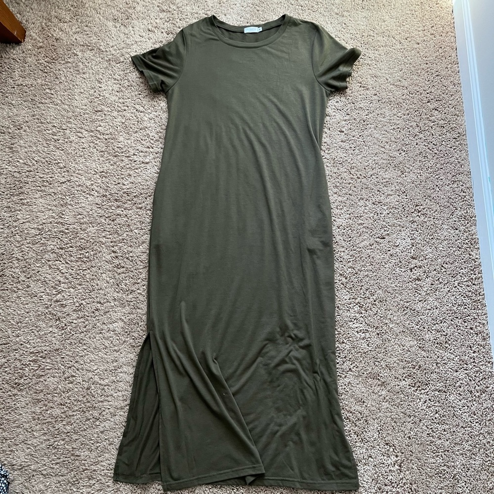 Maxi dress with slide split olive green short sleeve with pockets